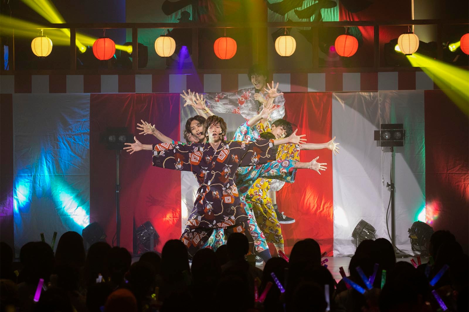 超特急（写真：米山三郎、深野輝美、冨田望）