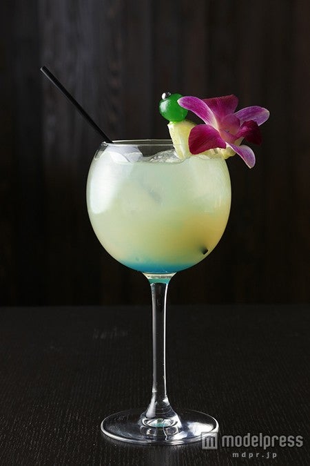 フルーツブランデーをベースにピーチジュースとブルーキュラソーを加えた「カカアコ・ムーン」￥666