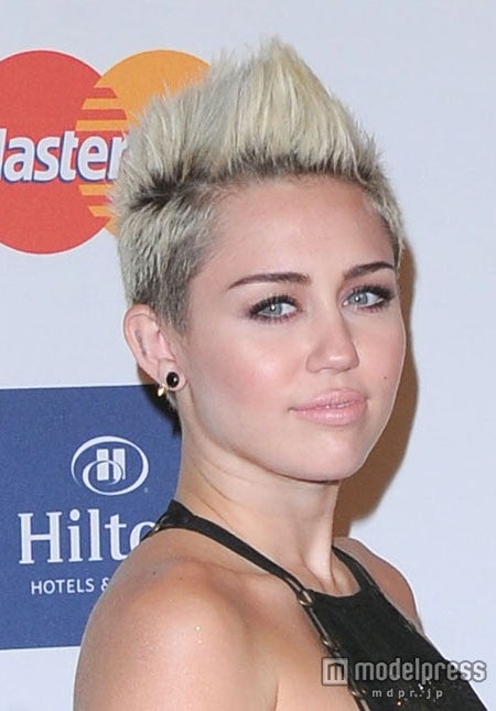 マイリー・サイラスの婚約者、12歳年上のあの人気女優と浮気!?