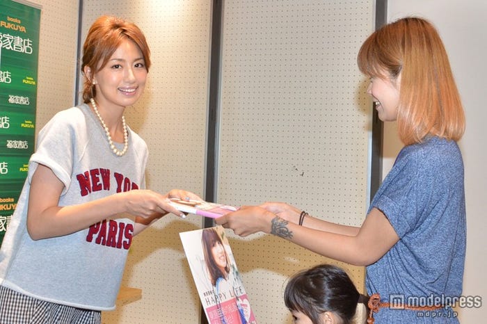 ファンと交流を図った東原亜希