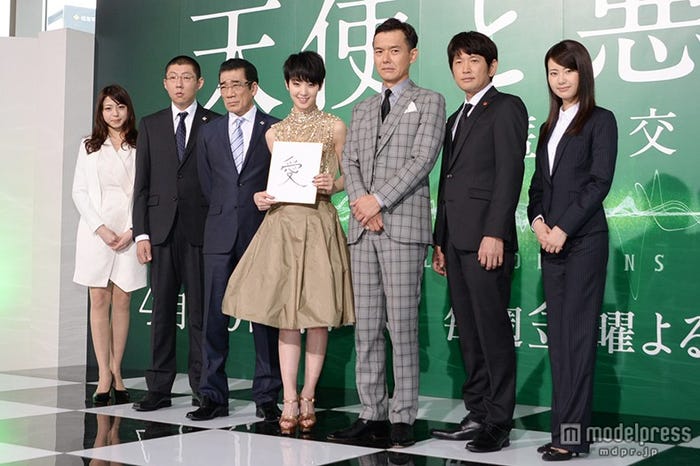 (左より)中村静香、荒川良々、宇崎竜童、剛力彩芽、渡部篤郎、長谷川朝晴、内藤理沙