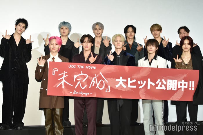 (後列左から)金城碧海、木全翔也、豆原一成、大平祥生、與那城奨、稲垣哲朗監督(前列左から)川尻蓮、河野純喜、白岩瑠姫、川西拓実、佐藤景瑚(C)モデルプレス