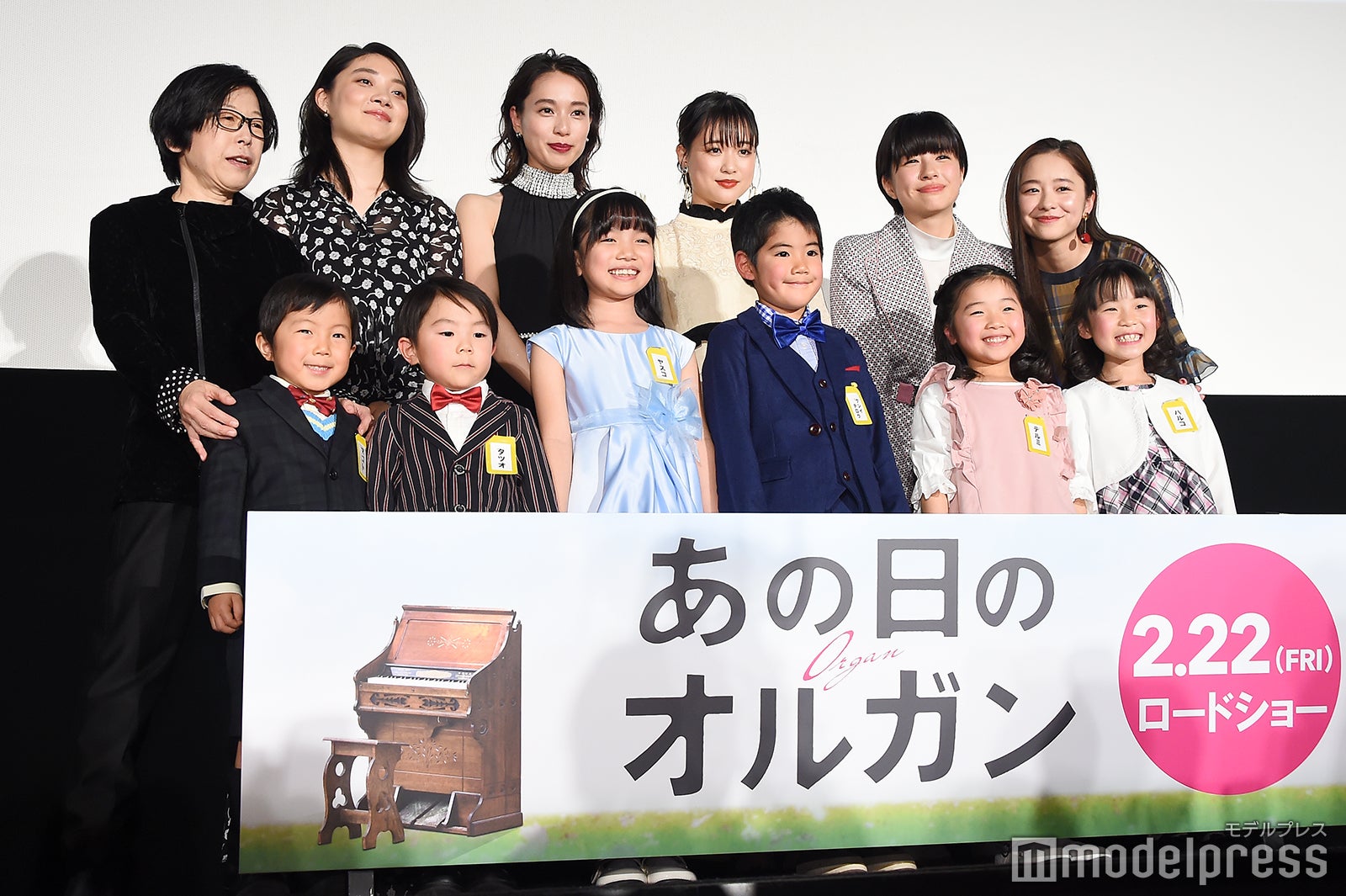 （後列左から）平松恵美子監、三浦透子、戸田恵梨香、大原櫻子、佐久間由衣、堀田真由 （C）モデルプレス