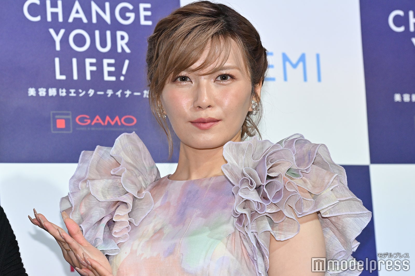 AAA宇野実彩子、ほっそり美ウエストチラリ セーラー服で“スケバン