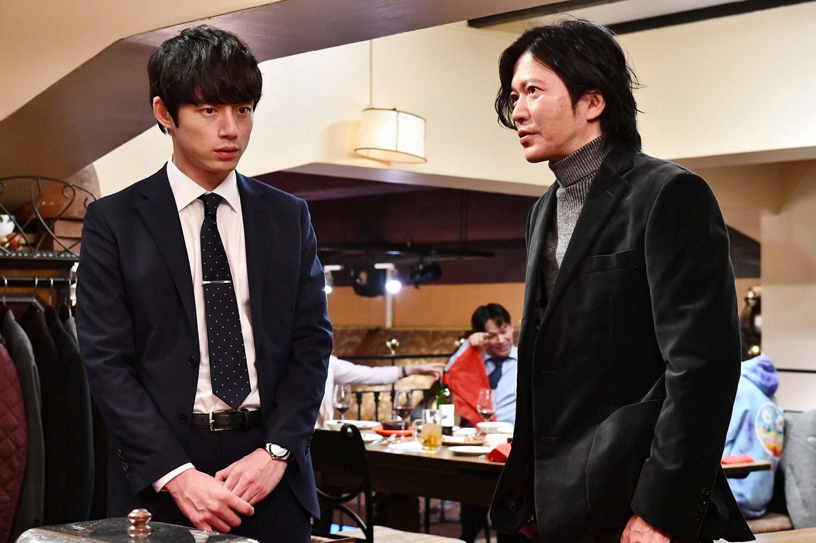 坂口健太郎、田辺誠一／「婚姻届に判を捺しただけですが」第8話より（C）TBS