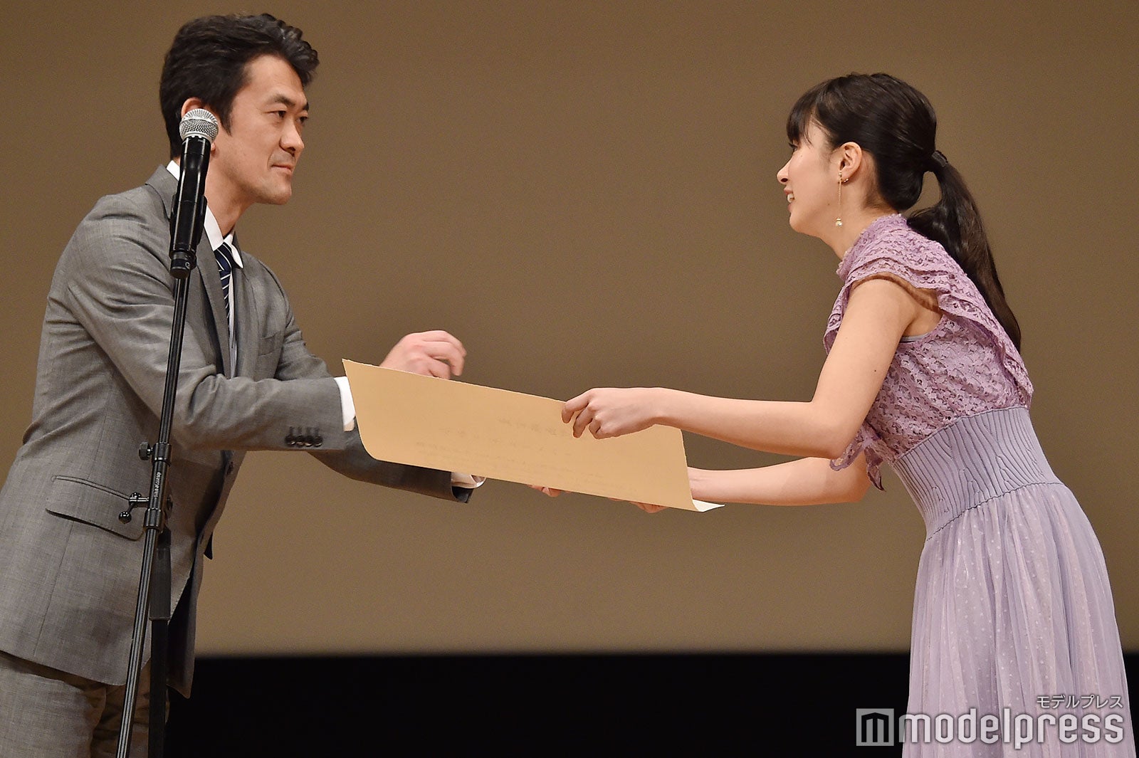 舘ひろし、関水渚 （C）モデルプレス