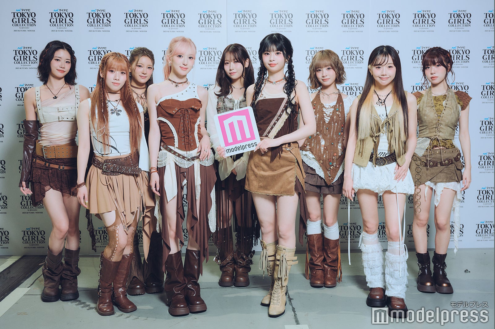 ME:I／（後列）KOKONA、MIU、MOMONA、SHIZUKU、TSUZUMI（前列）AYANE、SUZU、RINON、KEIKO（C）モデルプレス