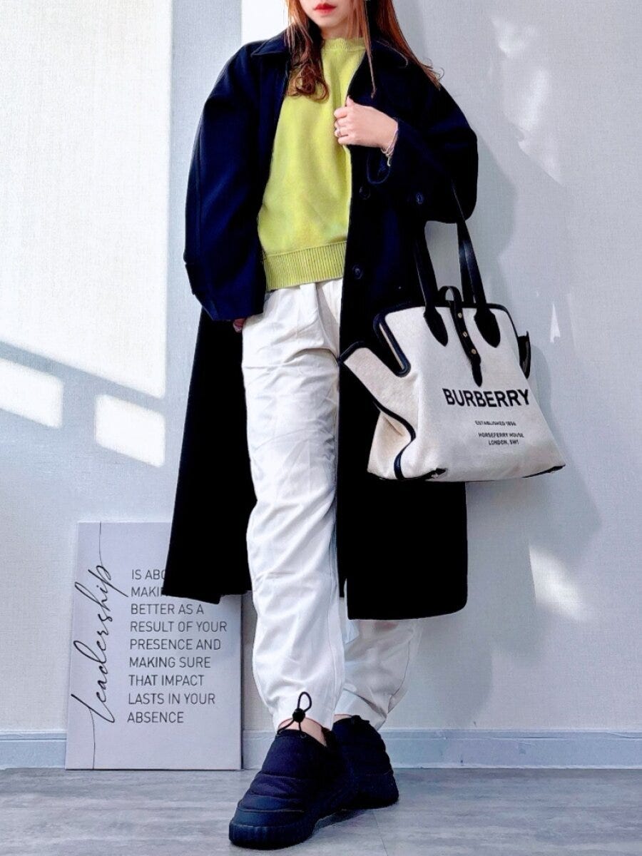 GUスウェットライクニットオーバーサイズプルオーバーと白ジョガーパンツコーデ