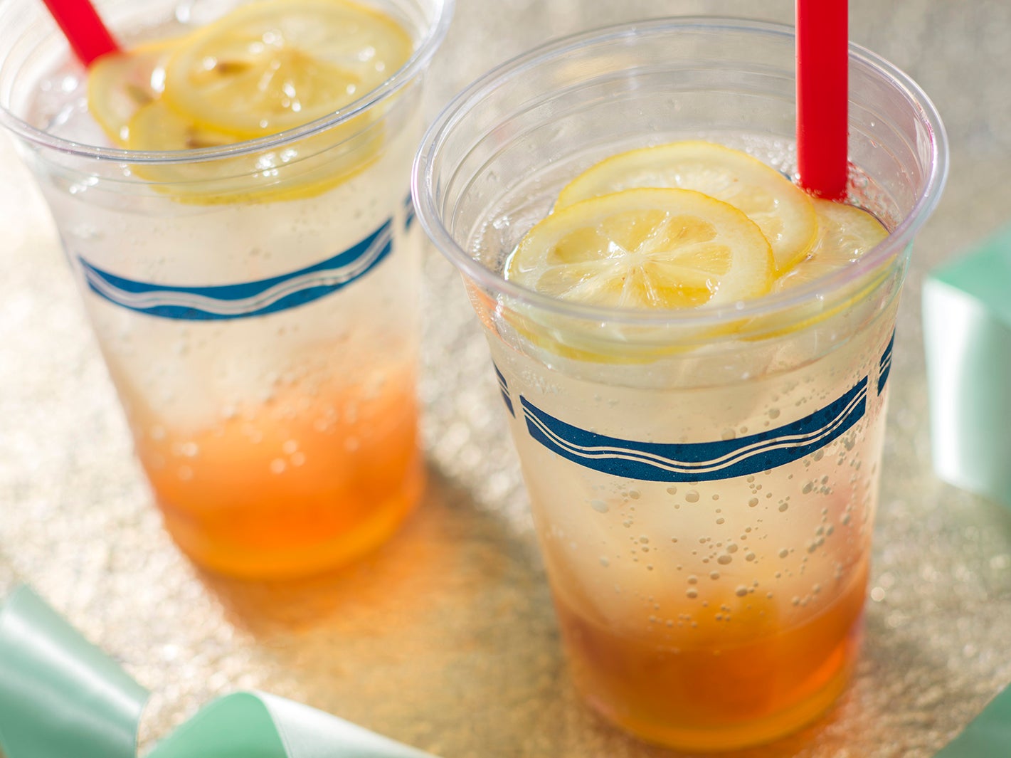 アルコールドリンク、スパークリングワインカクテル（パッションフルーツ＆ティーゼリー）1杯780円（C）Disney