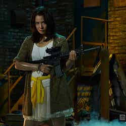 ゾンビとの戦闘を繰り広げる広瀬アリス【モデルプレス】