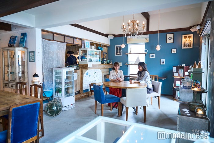 ブルーを基調に“海辺のカフェ”をイメージした空間（C）モデルプレス