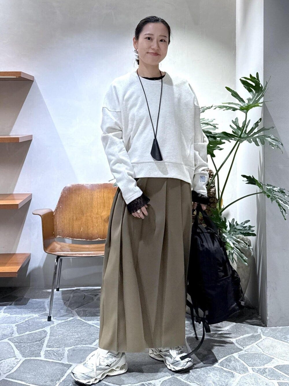 白のスウェットでフレッシュな印象に　出典：WEAR