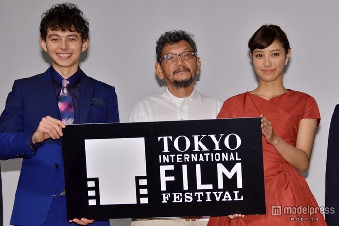「第27回東京国際映画祭」記者会見(8月26日開催)の様子/【左から】ハリー杉山、庵野秀明氏、岡本あずさ