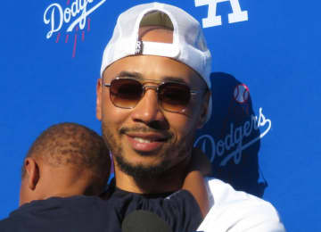 第3子出産間近のベッツ夫人がベビーシャワー フリーマン夫人ら奥さま会メンバーも参加、ベッツはブーケ手に登場→甘いキス