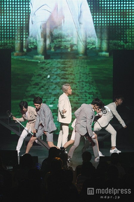 「Can’t say」を披露するVIXX