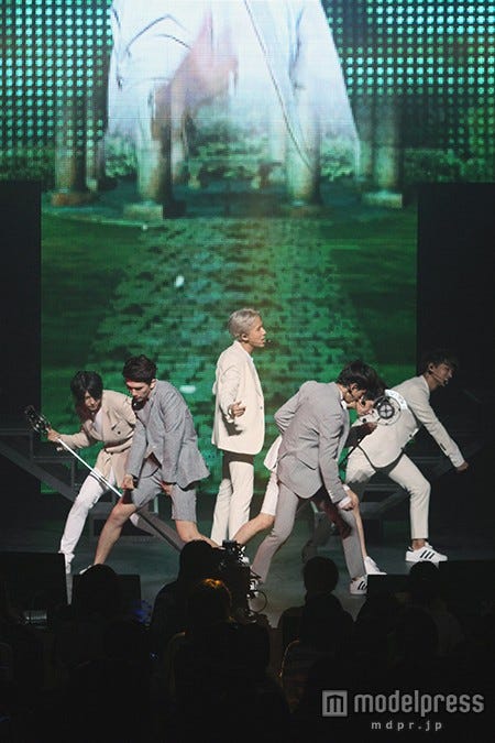 「Can’t say」を披露するVIXX