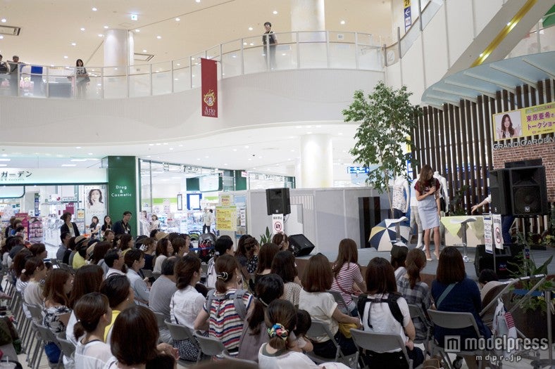 「イトーヨーカドー北海道フェア 東原亜希トークショー」には若いママ700人が来場