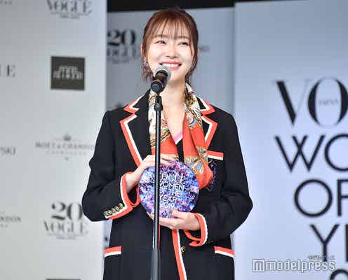 指原莉乃、ミニスカで美脚全開「急いでジムに4回行った」 “恩師”秋元康に感謝も<VOGUE JAPAN WOMEN OF THE YEAR 2019>