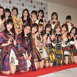 （後列左から）MNL48アビー、SGO48アンナ、AKB48 Team TPピンハン、JKT48シャニ、NMB48白間美瑠、NGT48本間日陽、STU48瀧野由美子、SKE48須田亜香里、HKT48田中美久（前列左から）、CGM48シター、DEL48グローリー、AKB48 Team SHリュウネン、BNK48モバイル、小栗有以、岡田奈々、柏木由紀、向井地美音、横山由依 （C）モデルプレス