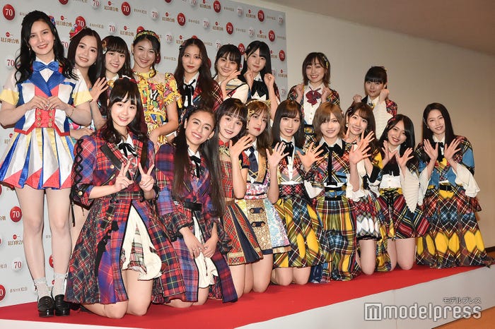 (後列左から)MNL48アビー、SGO48アンナ、AKB48 Team TPピンハン、JKT48シャニ、NMB48白間美瑠、NGT48本間日陽、STU48瀧野由美子、SKE48須田亜香里、HKT48田中美久(前列左から)、CGM48シター、DEL48グローリー、AKB48 Team SHリュウネン、BNK48モバイル、小栗有以、岡田奈々、柏木由紀、向井地美音、横山由依 (C)モデルプレス