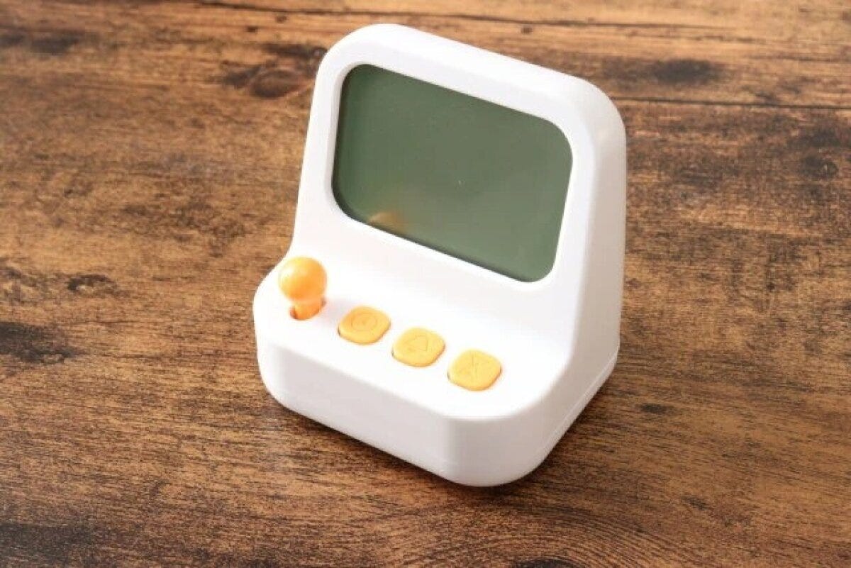 ダイソー　ゲーム機型デジタル時計　デザイン