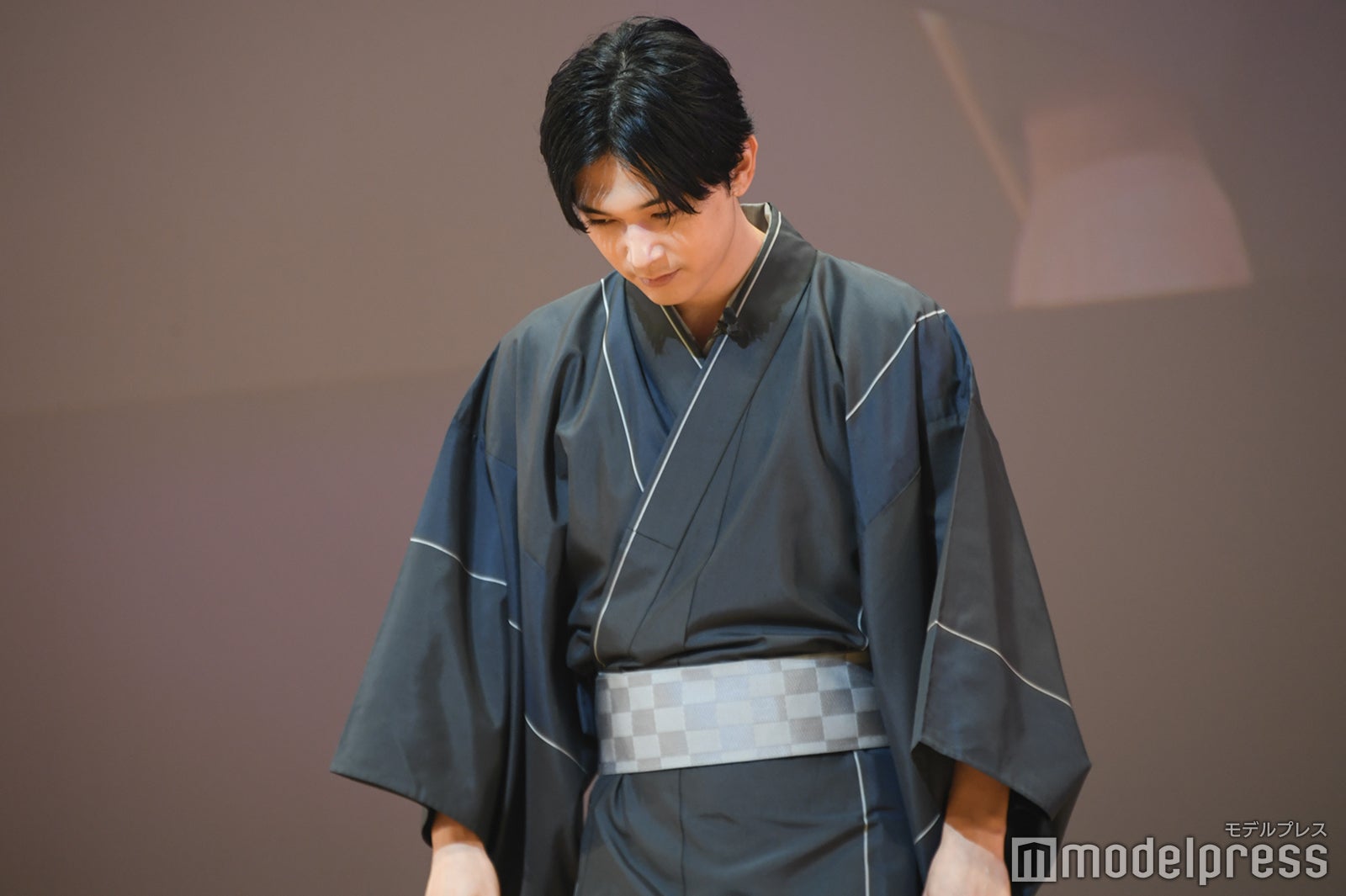 様々な角度の吉沢亮を見せる吉沢亮（C）モデルプレス