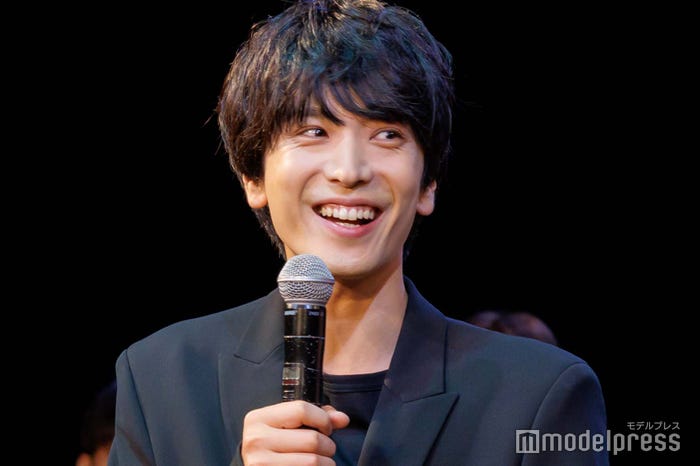 黒羽麻璃央(C)モデルプレス