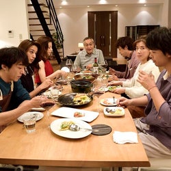 斎藤工・遠藤憲一・仲里依紗らの集合食事シーン公開&高橋一生のエプロン姿も披露