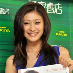 モデルプレス - 山田優、夫・小栗旬より自身の男装が「イケてる」