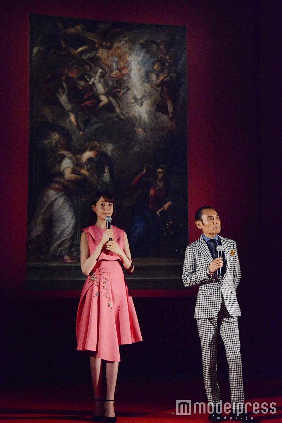 宗教画「受胎告知」を前にしたトリンドル玲奈（左）と片岡鶴太郎（右）（C）モデルプレス