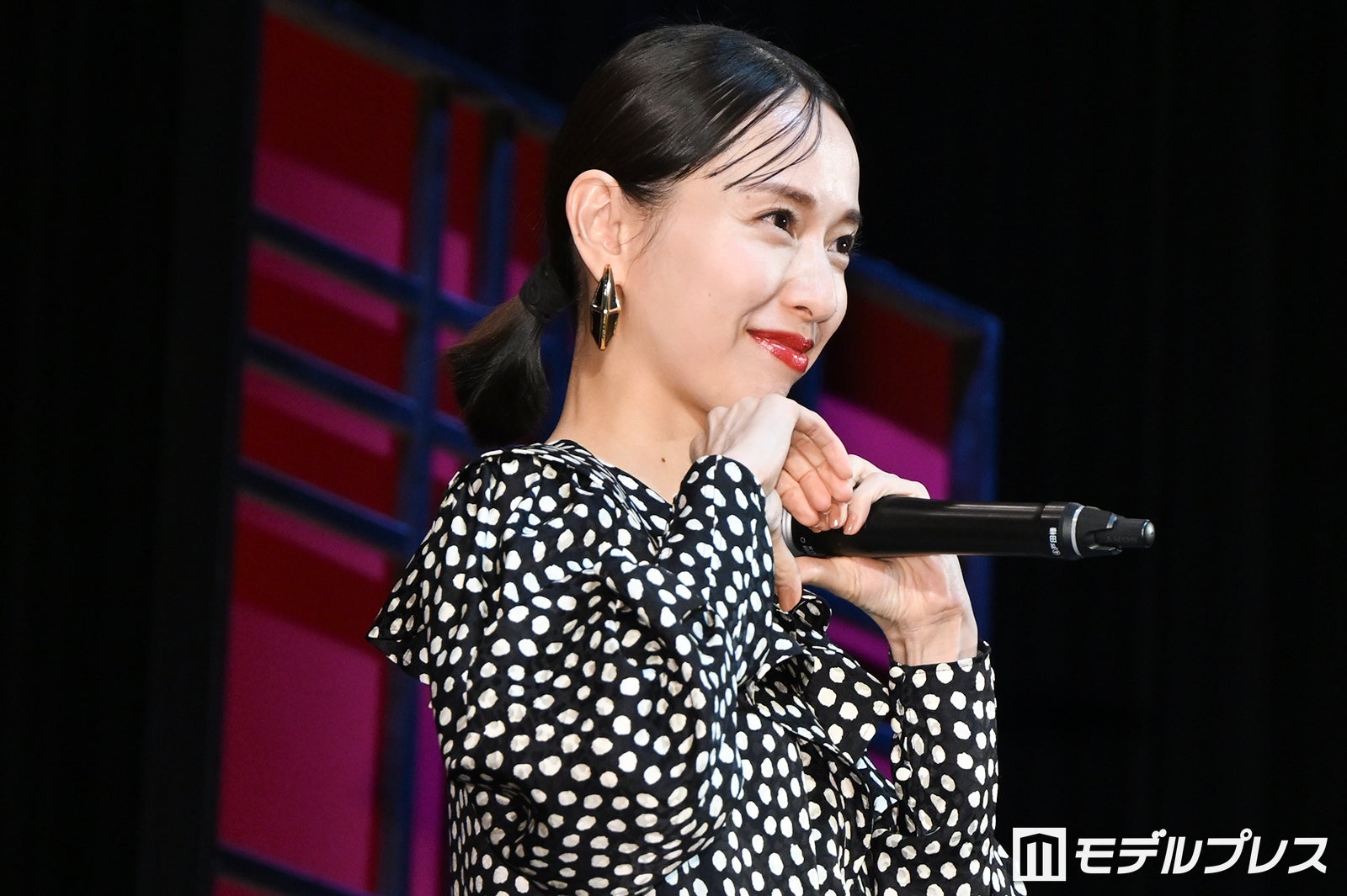 リクエストに答えハートマークを作る戸田恵梨香（C）モデルプレス