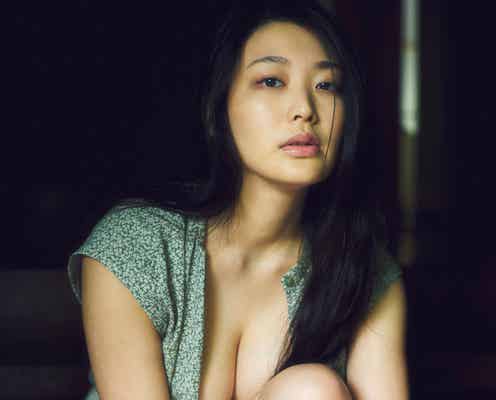 グラビア界の新星・風吹ケイ、胸元ざっくり こぼれる美バストにドキッ