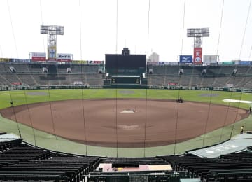 花巻東・久保村が頭部死球で一時ベンチに退く 三回に投球がヘルメットを直撃 その裏の守備から試合に復帰