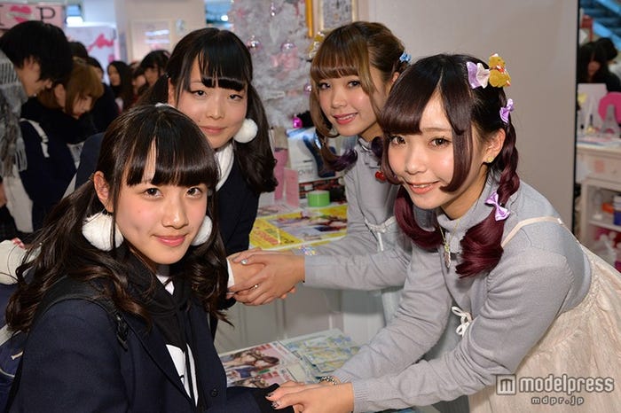 ファンとの握手に応じるmimmam