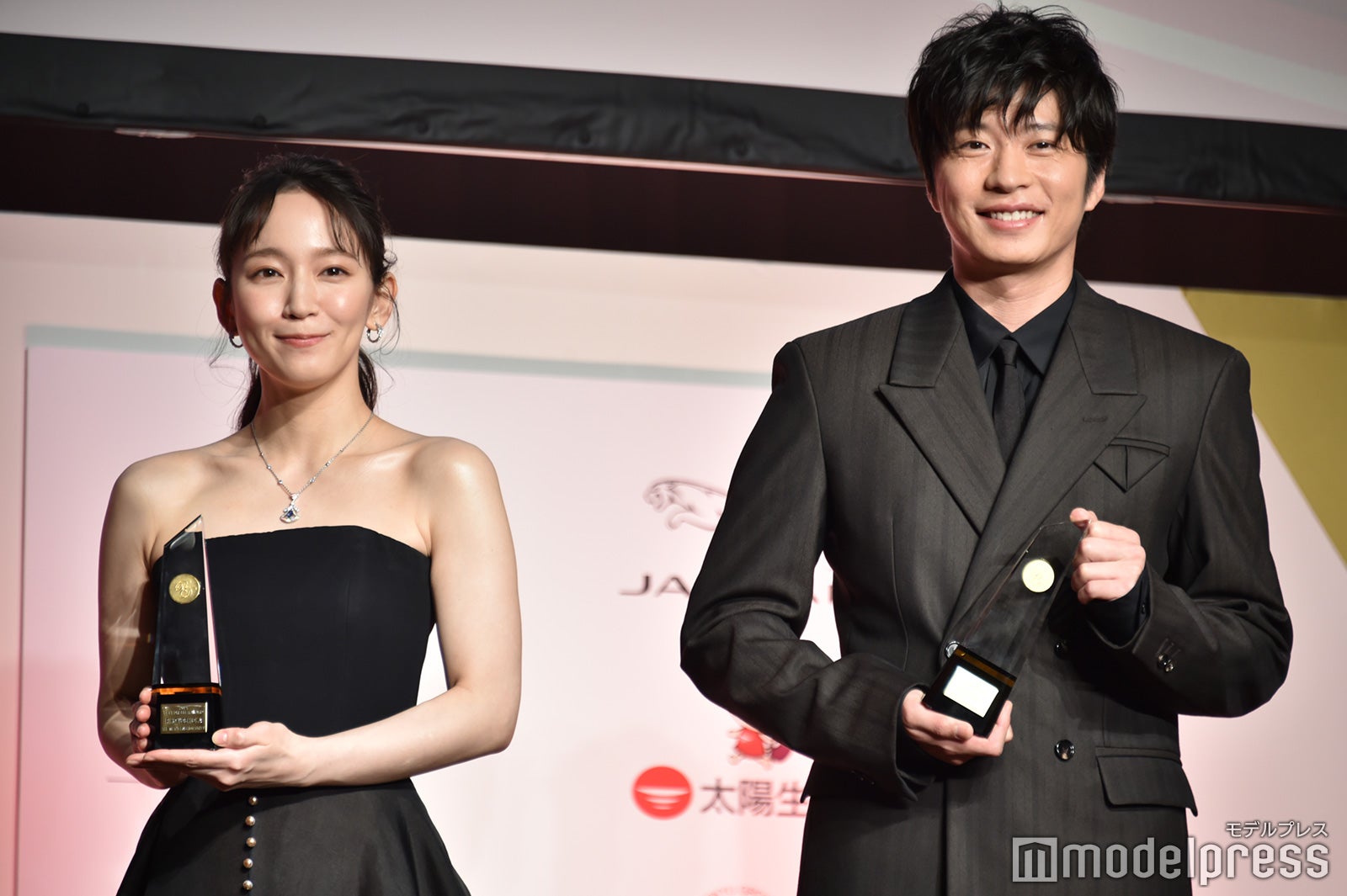 吉岡里帆、美デコルテ輝くドレスで登場　田中圭と「ベストドレッサー賞」受賞