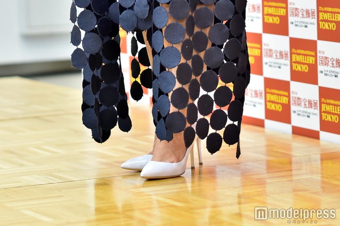 足元は白のヒール(C)モデルプレス