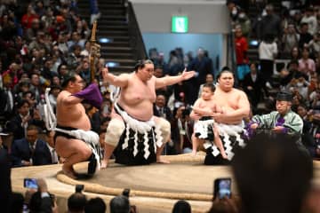 元照ノ富士が最後の土俵入り 3歳になった長男・照務甚くんも大の里に抱えられ父の勇姿見守る