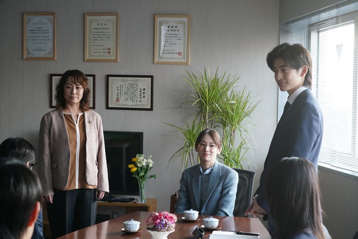 佐藤仁美、北川景子、高橋文哉 「女神の教室~リーガル青春白書~」第1話より(C)フジテレビ
