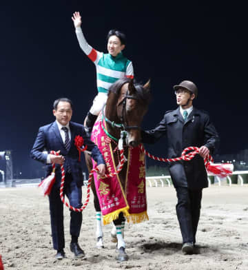 【地方競馬】昨年のNAR年度代表馬・ライトウォーリアが引退式 吉原寛は「いい子どもを出してほしい」とエール