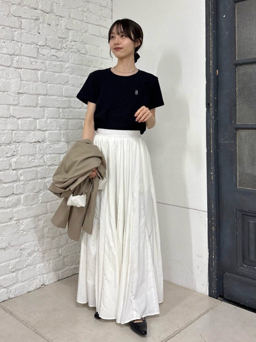 2026春大人女性モノトーン黒T白スカートコーデ