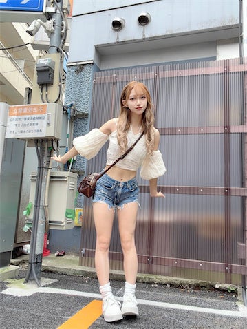 24歳アイドル、肩・お腹・脚の"肌見せ"コーデにドキリ「破壊力ありすぎる」
