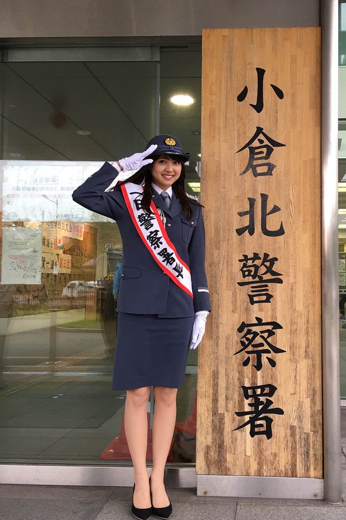 福岡・小倉北警察で一日警察署長を務めた松元絵里花=事務所提供