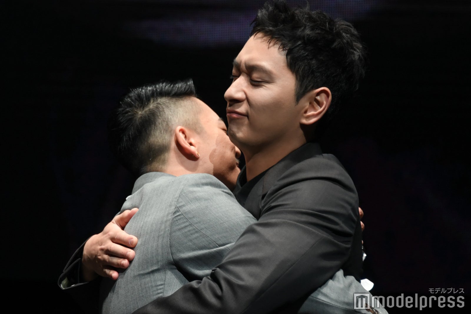 三山凌輝＆チャンソン2度目の熱いハグ（C）モデルプレス