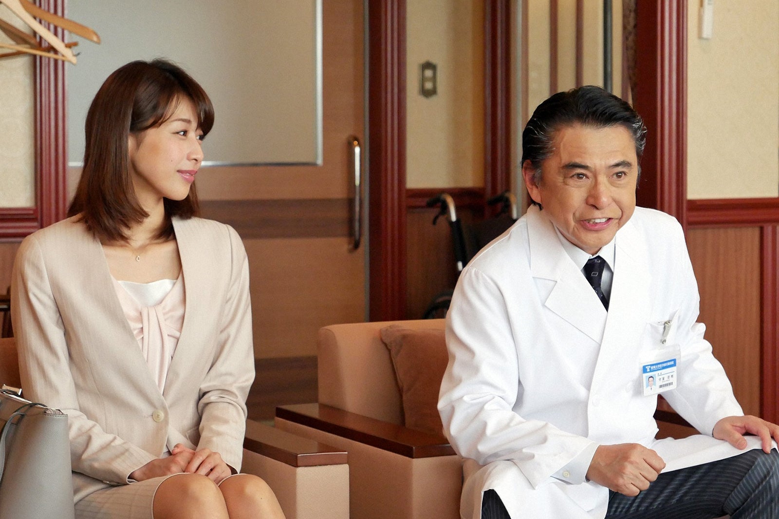 加藤綾子、志垣太郎／「ブラックペアン」第3話より（C）TBS