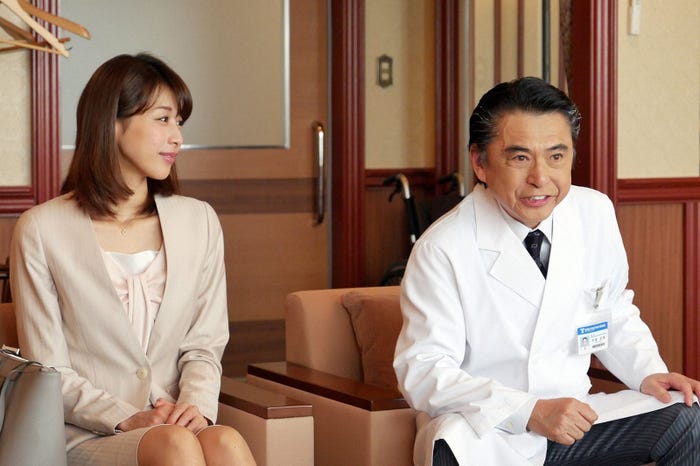 加藤綾子、志垣太郎/「ブラックペアン」第3話より(C)TBS