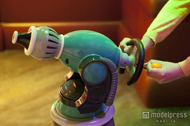 ペンキ噴射装置「トゥーントーン・スプラットマスター」。ペンキはピンク、水色、紫など全部で8色（C）Disney