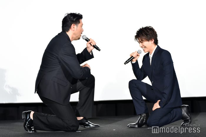 岩田剛典(右)にひざまずく別所哲也(左)(C)モデルプレス