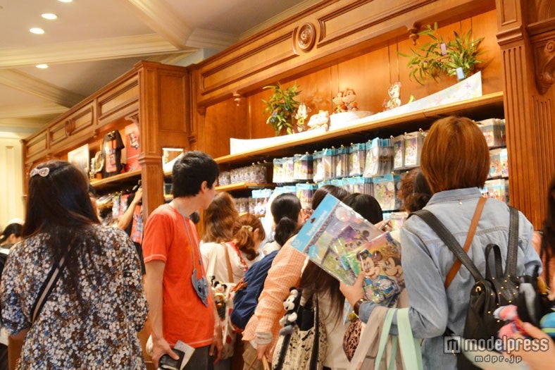 混雑する七夕グッズの棚の前/TDL
