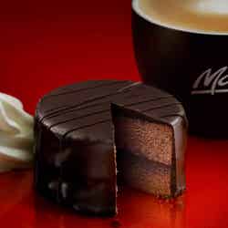 マックカフェ、贅沢なチョコレートスイーツが今年も復活　ホイップクリームをつけて召し上がれ／画像提供：日本マクドナルド株式会社