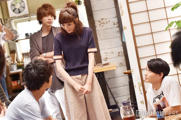 4人は柴崎家のリビングで初めて揃ったにも関わらず息ぴったりでした。(C)モデルプレス